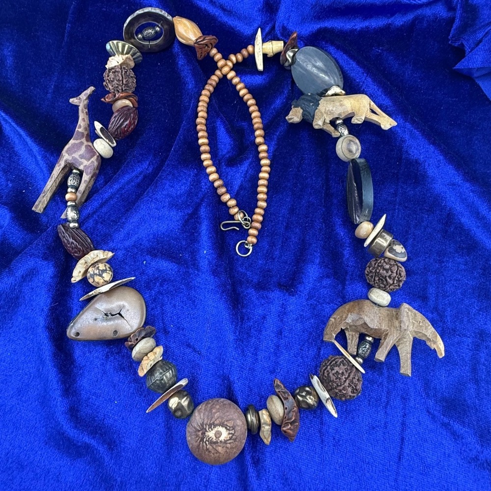 Vintage Wood Carved Necklace Safari Jungle Giraffe Elephant Lion 36"‎
